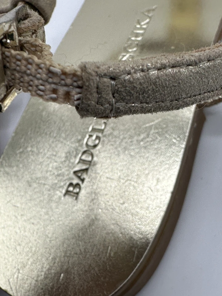 Badgley Mischka Sandalia Plana Tanga Estrás Gamuza Dorada Talla 7M Foto 4 de 4