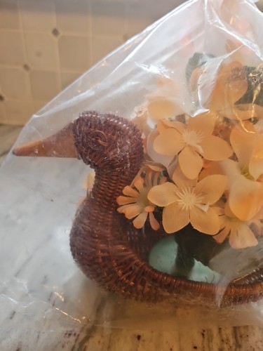 Vintage Wicker Duck Planter With Wooden Beak With Flowers - New - Afbeelding 2 van 6