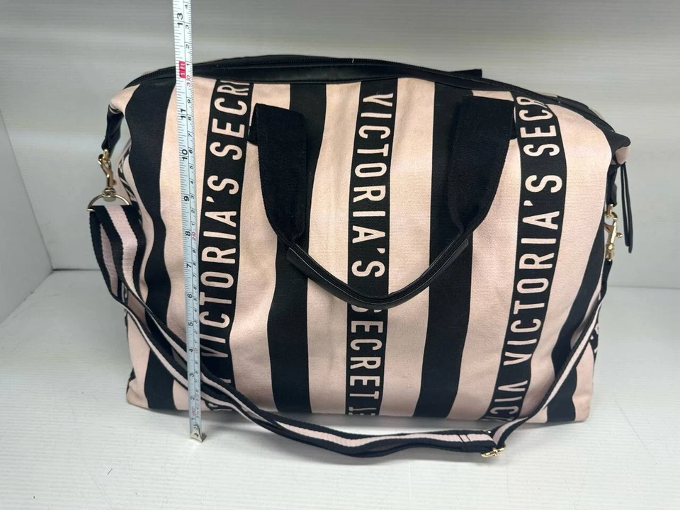 Bolso de lona Victoria’s Secret para pasar la noche de fin de semana. Rosa expandible con negro grande Foto 3 de 4