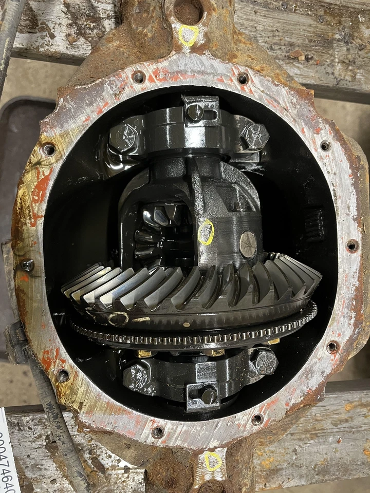 2005 JEEP LIBERTY 3.7 REAR AXLE 135540 MILES 3.73 RATIO CHRYSLER 8-1/4 - Image 2 of 4