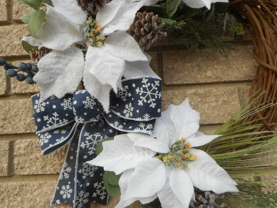 Corona de vid navideña de 22" conos de pino blanco como la nieve bayas vacaciones Foto 3 de 4