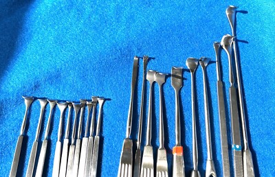 Set of 20 Retractors: Variety of Sizes and Manufactures