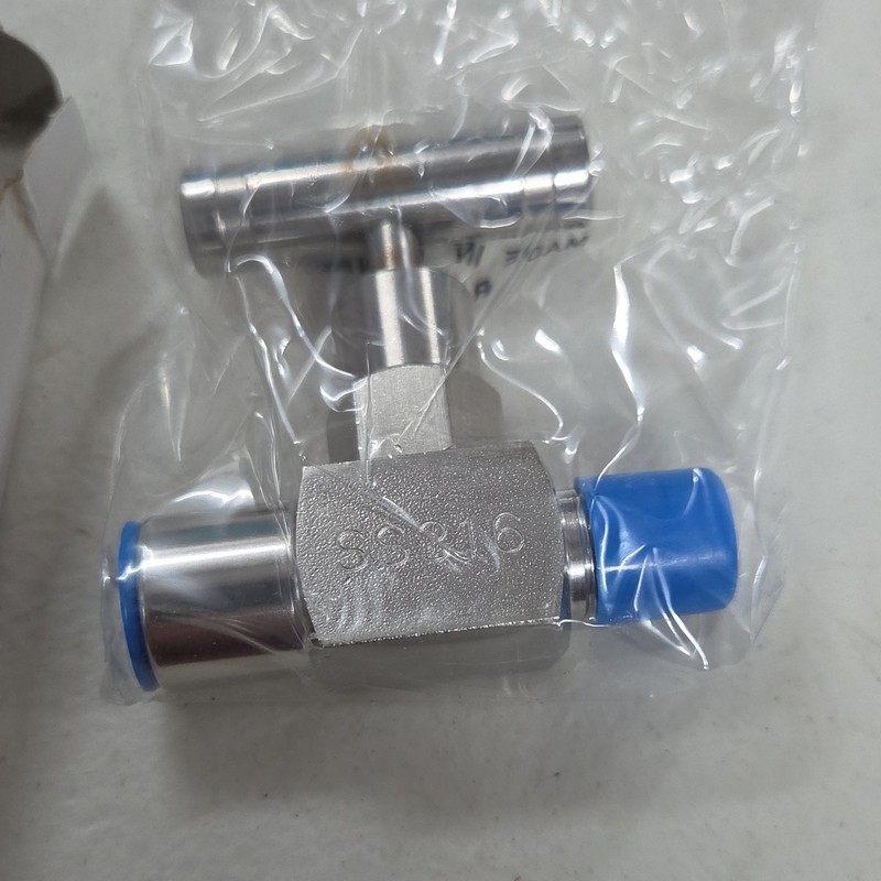 NVT Stainless Steel Needle Valve 1/4 in NPT 6000 psi Manual NV-SS-1/4-GS-18-M-F