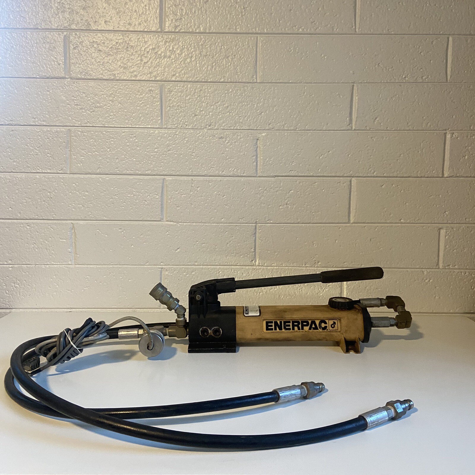 Enerpac P141 SingleSpeed Hydraulic Hand Pump 700 Bar/ 10,000 PSI Not