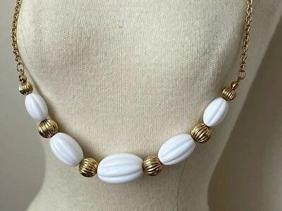 Petit COLLIER CHIC Vintage Ras du Cou signé AVON BLANC & Doré NEUF 40,5cm - Photo 1/4