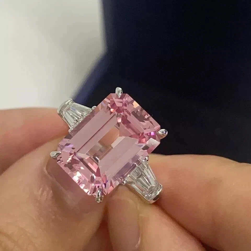 Alianza de oro blanco de 18 quilates con zafiro rosa natural y diamantes talla esmeralda de 10,00 quilates Foto 3 de 4