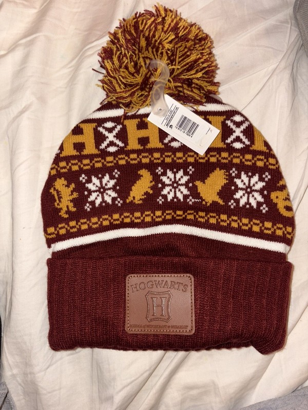 NEW Hogwarts Harry Potter Gryffindor winter pom pom toboggan Stocking Hat