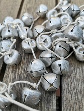 46 x Schellen 1cm Silber Matt Schellengirlande Metall Girlande Gl&ouml;ckchen Glocke
