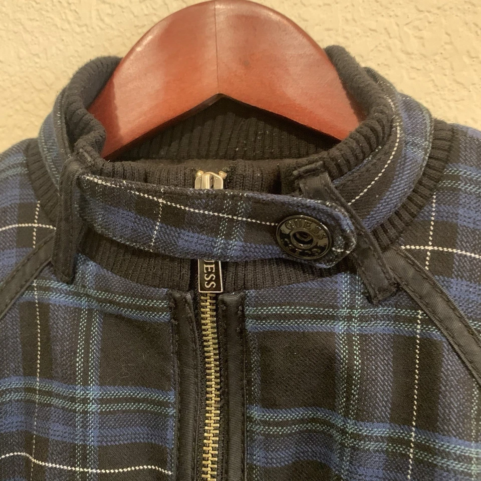 Chaqueta de bombardero Guess Jeans para mujer azul/negro a cuadros con cremallera frontal elástica -M Foto 4 de 4