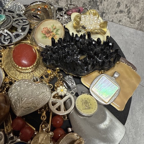 JOB LOT Costume Jewellery Pendants Vintage/Modern x30 Bundle Craft Re-Purpose - Picture 9 of 13