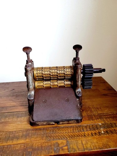 Antico 1871 Thomas Mills T.B.C. Hard Candy Drops Roller Machine - Foto 2 di 12