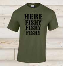 HERE FISHY FISHY MENS T-SHIRT FUNNY FISHERMAN ANGLER CARP FISHING SHIRT DAD GIFT