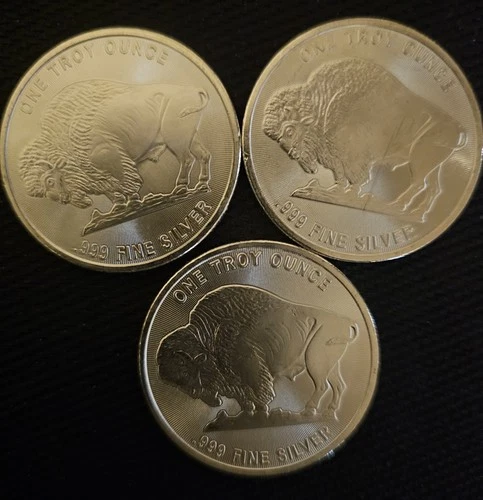 1 Troy oz silver Buffalo round. Two 1964 Kennedy Half Dollar 90%.