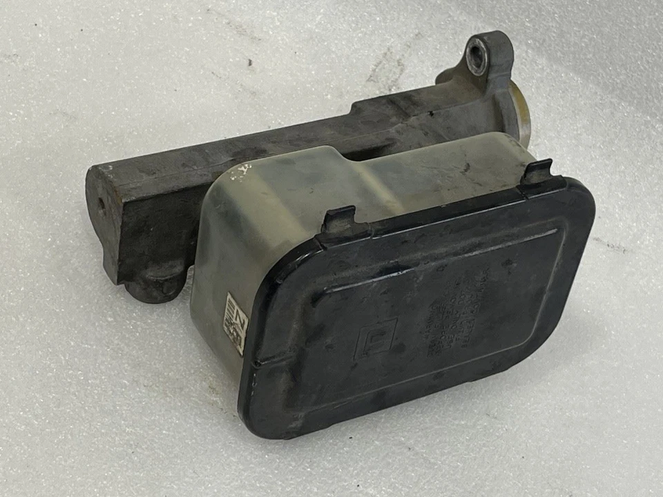 1988 JEEP GRAND WAGONEER BRAKE MASTER CYLINDER WITH RESERVOIR 83502723 - Image 2 of 4