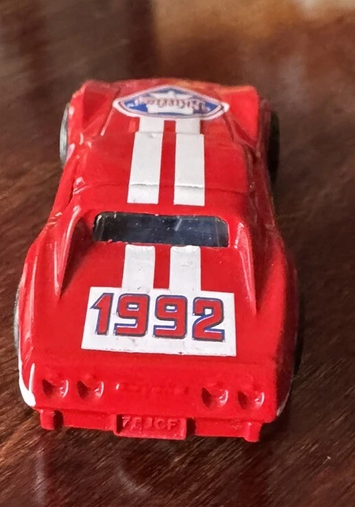 Corvette Matchbox 1992 en rojo con logotipo de los Filis escala 1:64 Foto 2 de 4