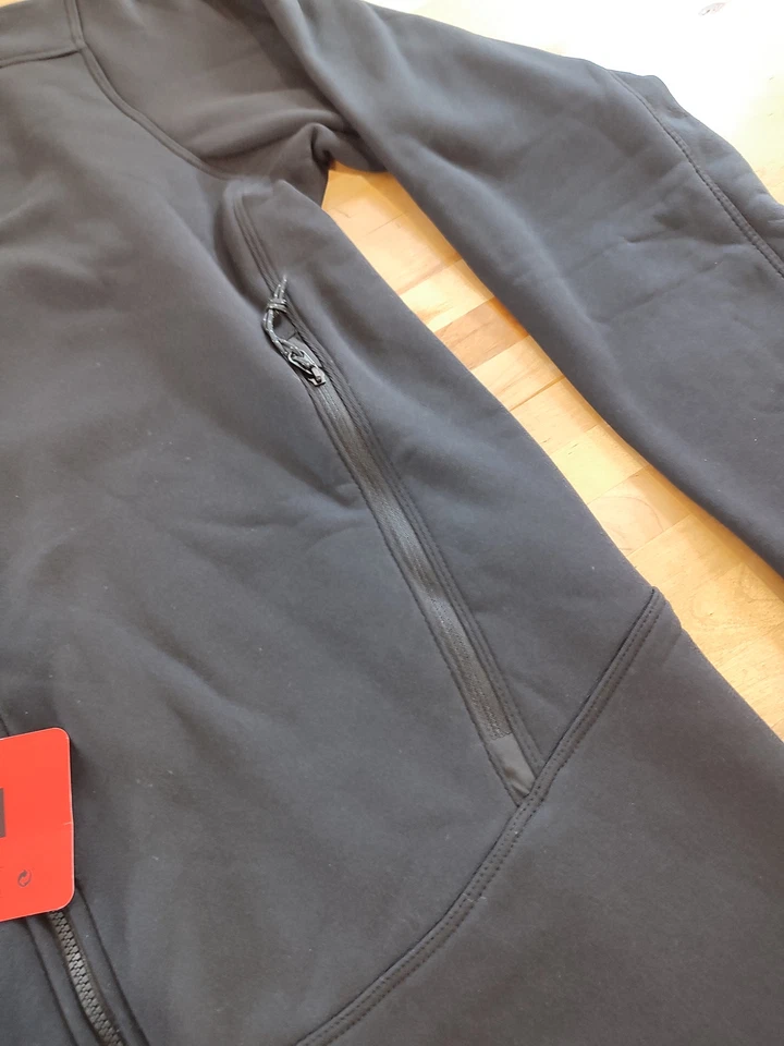 Chaqueta polar transpirable elástica con capucha Kirkland Signature para hombre negra mediana Foto 4 de 4