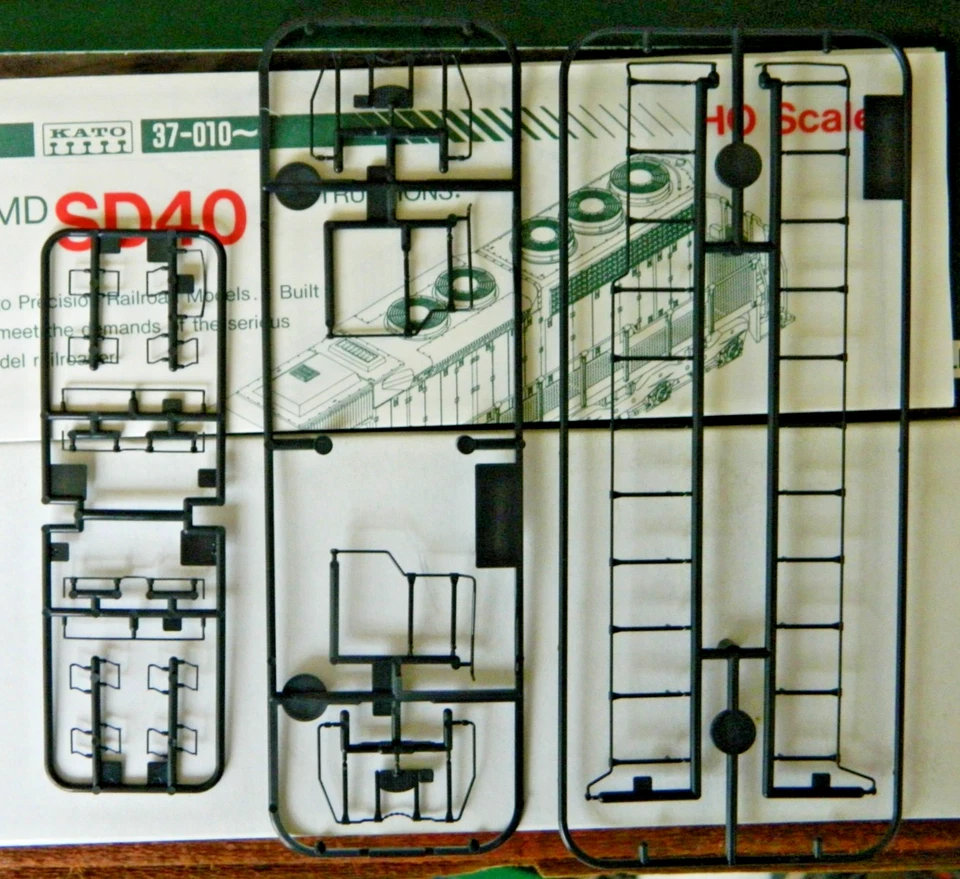 KATO HO Scale Chicago & North Western EMD SD40 Diesel Locomotive #37-018 (AS-IS) - Image 4 of 4