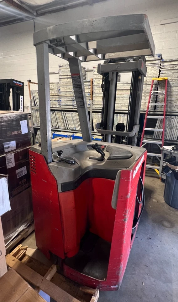 Carretilla elevadora eléctrica de pie Raymond Dockstocker DSS-350TT 3500 lb. Tapa. 36V Foto 3 de 4