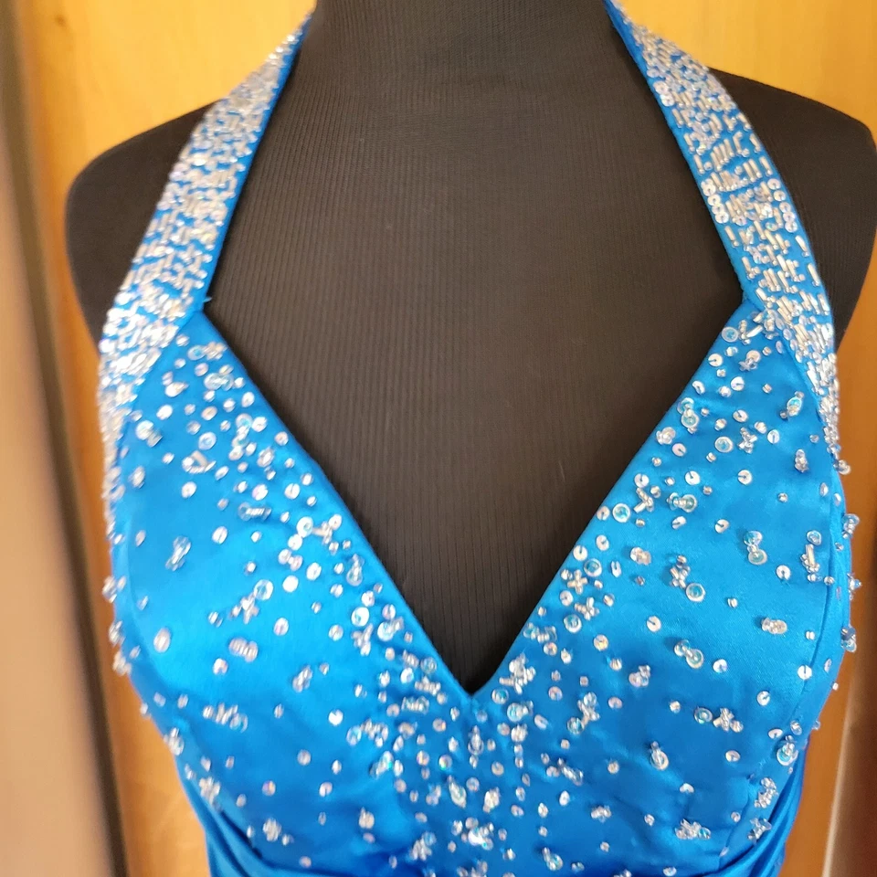 Vestido de graduación vintage Mori Lee de Madeline Gardner azul cuello halter con cuentas talla 7/8 Foto 3 de 4