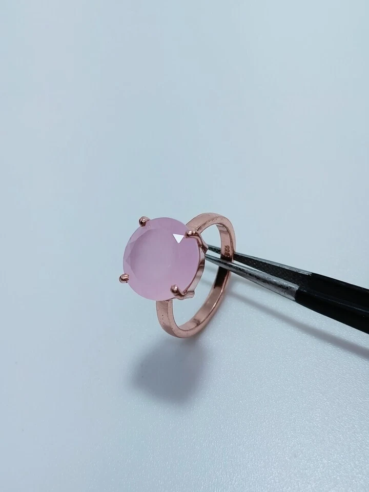 Anillo solitario de aniversario de cuarzo rosa de 1,00 quilates enchapado en oro rosa de plata 925 Foto 3 de 4