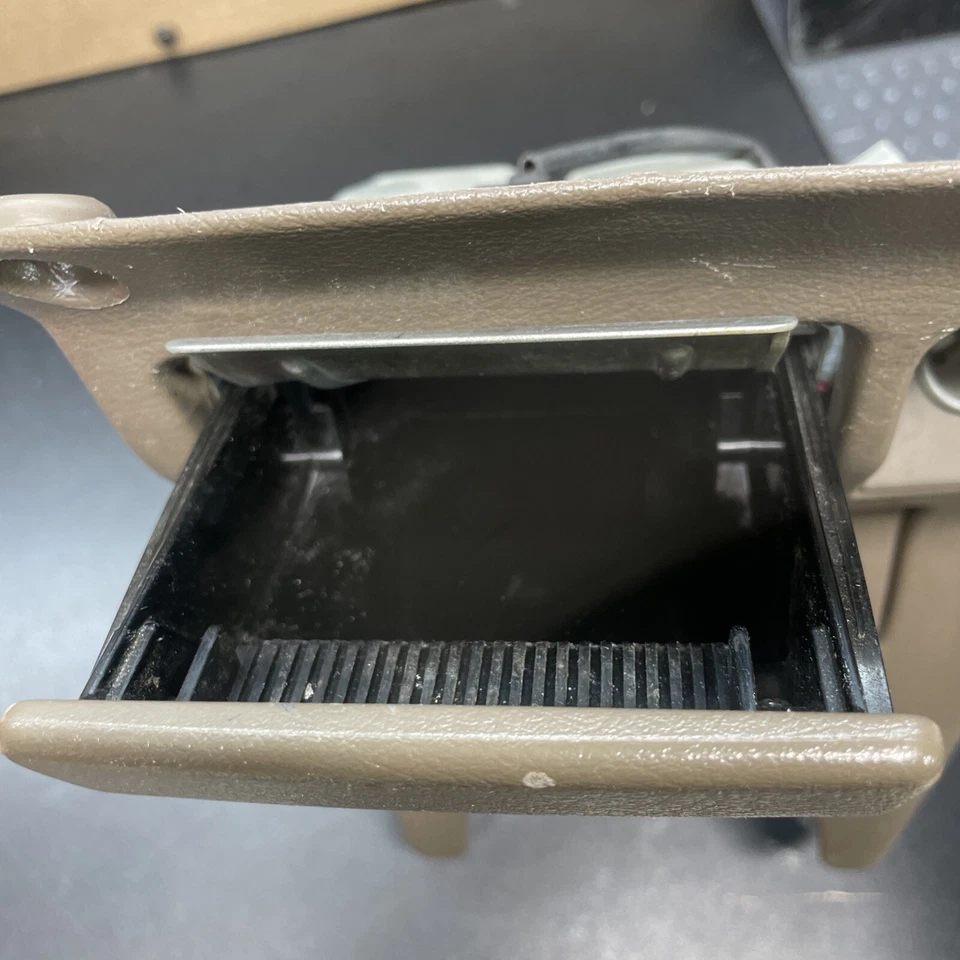 Нижняя центральная панель Honda Civic EG 92-95 годов выпуска с ободком и розеткой питания - Изображение 3 из 4