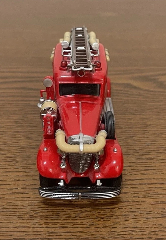 Matchbox Models of Yesteryear Fire Truck Ser 1933 Cadillac Fire Wagon YFE03 - Image 3 of 4