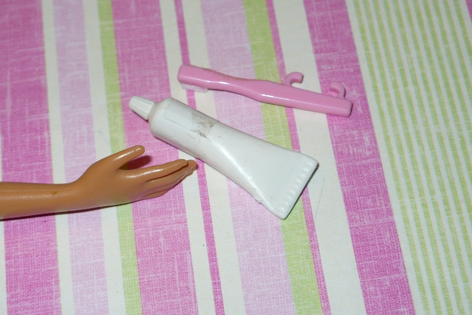 Accesorios para muñecas Barbie Mattel Wee 3 Friends Stacie Sleepover CEPILLO DE DIENTES y pasta Foto 2 de 3