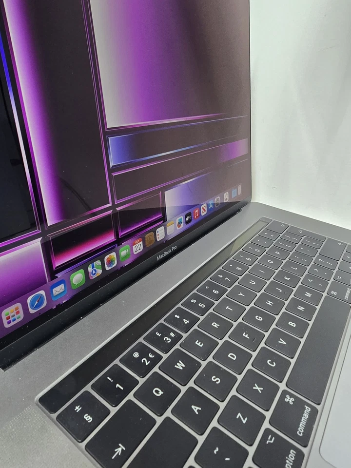 Apple MacBook Pro 15" 2017 Touch Bar Core i7  512B SSD 16GB RAM - Image 3 of 4