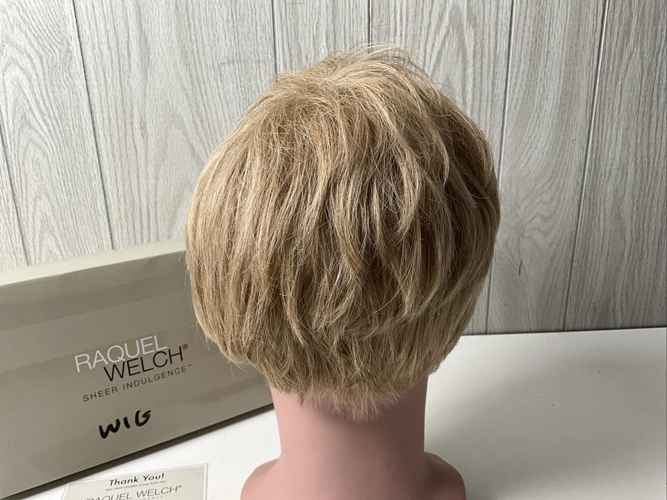 Peluca Raquel Welch Pura Indulgencia Corta Pixie Bob Rubia Lindo Estilo Fácil Foto 4 de 4