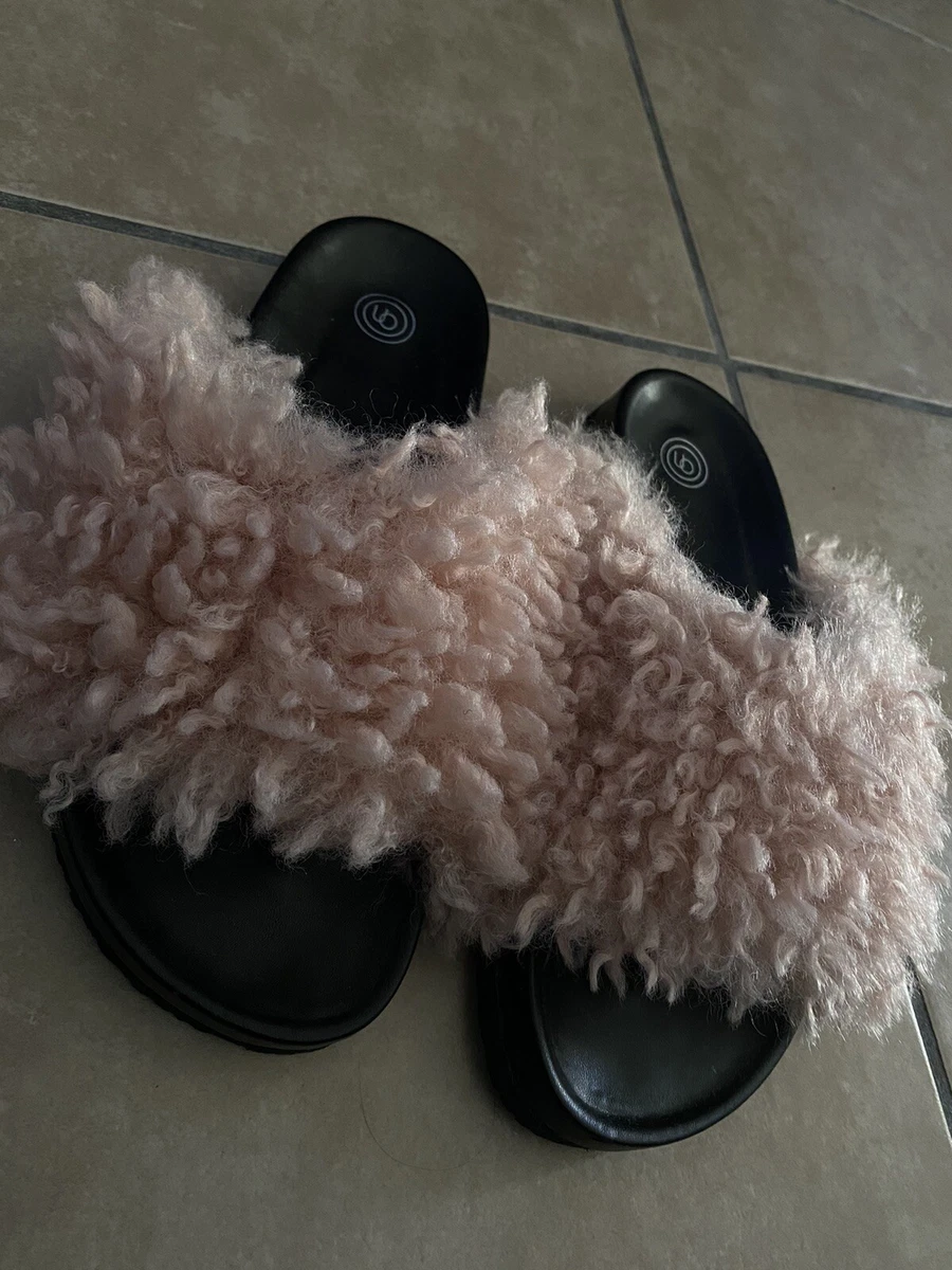 Urban outfitters fuzzy best sale slides