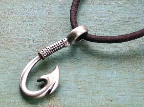 Collar de surfista de cuero con gancho de pez de peltre marrón o negro Foto 4 de 4