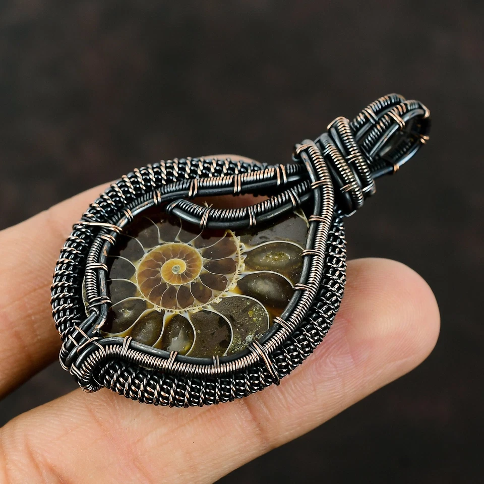 Colgante envuelto en alambre fósil de amonita hecho a mano cobre joyería de regalo 2,56" Foto 3 de 4