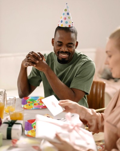 100-Piece Paper Dinner Party Pack, Happy Birthday, 40 Plates and 60 Napkins - Picture 2 of 7