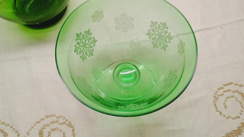 Jarrón cuenco pedestal de vidrio verde Navidad copo de nieve grabado cristal FTD Foto 3 de 4