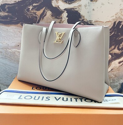 Louis Vuitton My Lock Me カーフレザー Louis Vuitton My Lock Me Satchel Handbag Grained Calf Leather Noir