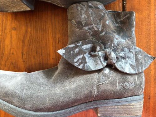 COM Creation of Minds Damen-Stiefeletten aus Wildleder mit Schleife Gr. 9,5/40 Schiefer einzigartig - Bild 2 von 12
