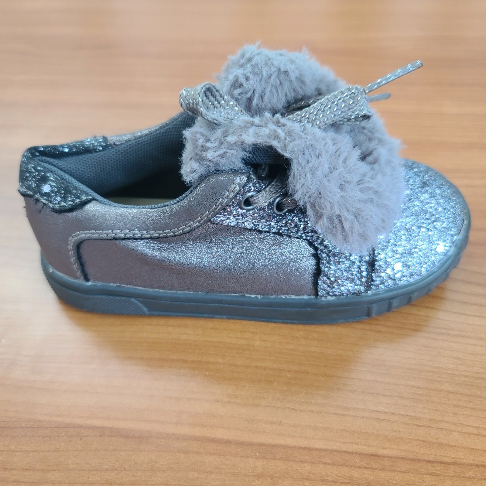 Sz 9.5 Us Gray Glitter Faux Fur Bow Sneaker