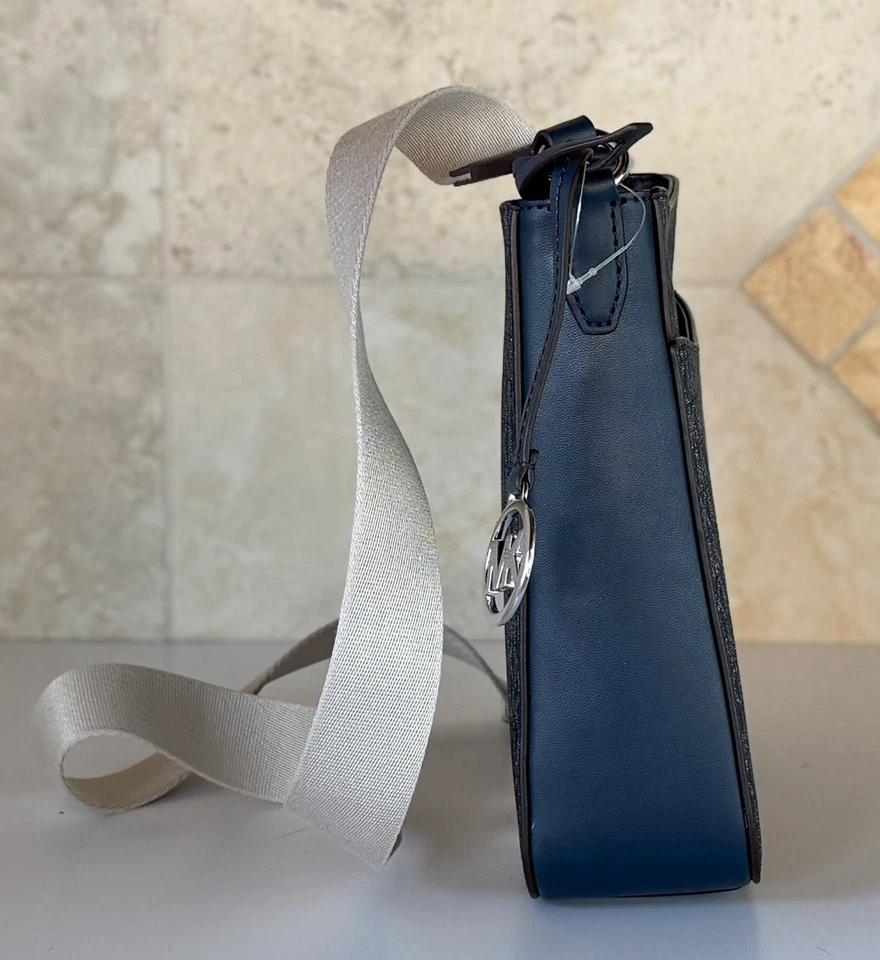 Bolso Mensajero Michael Kors Jet Set Travel S Raya Central MK Plateado Brillo Azul Marino Foto 4 de 4