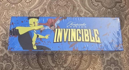 SDCC 2025 Keepsake Invincible 1ª Edición Blood Splatter 449 Juego de Cartas ~ ¡SELLADO!! - Imagen 2 de 6
