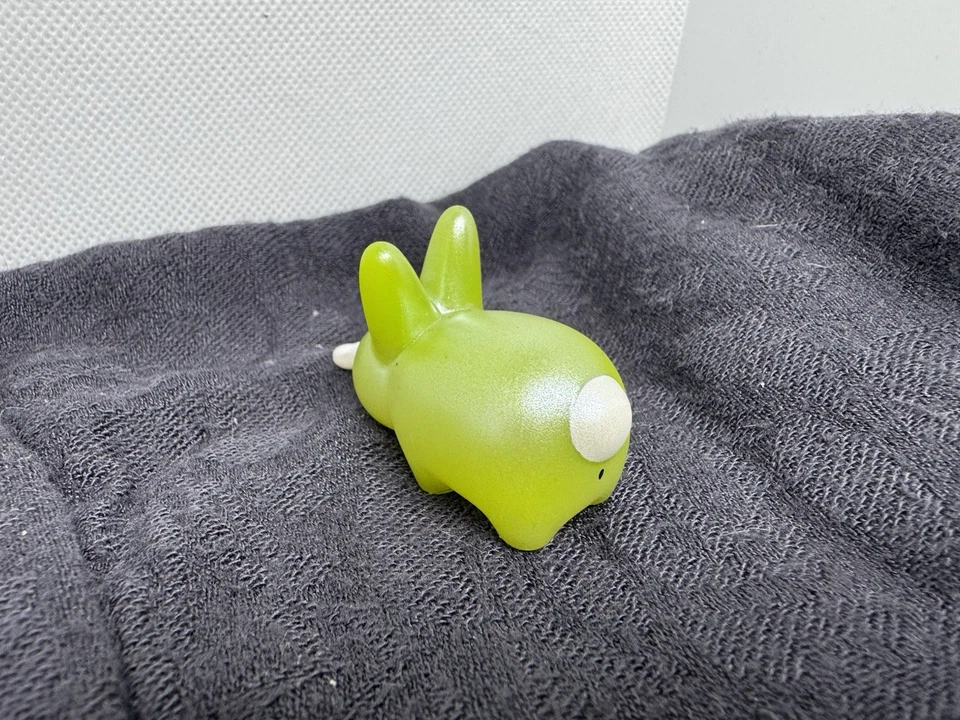 Kidrobot Happy Labbit Hueso Verde Brillante 1.3" Figura Vinilo Mini Serie Frank Kozik Foto 2 de 4