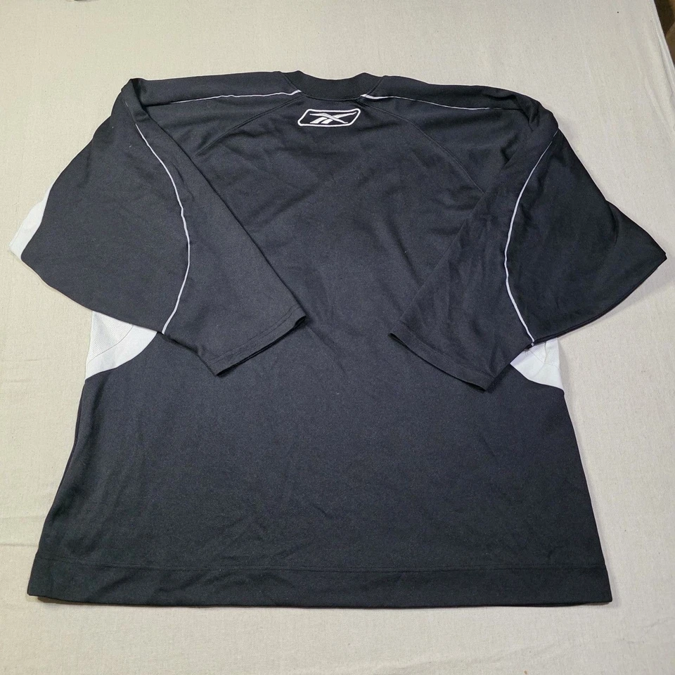 Camiseta prática Reebok NHL Calgary Flames preta e branca CCM XXL sem etiqueta de tamanho - Imagem 2 de 4