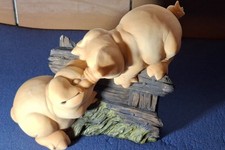 Dekofigur Schwein,2 Schweine an/auf einem Zaun,Handarbeit,Italien