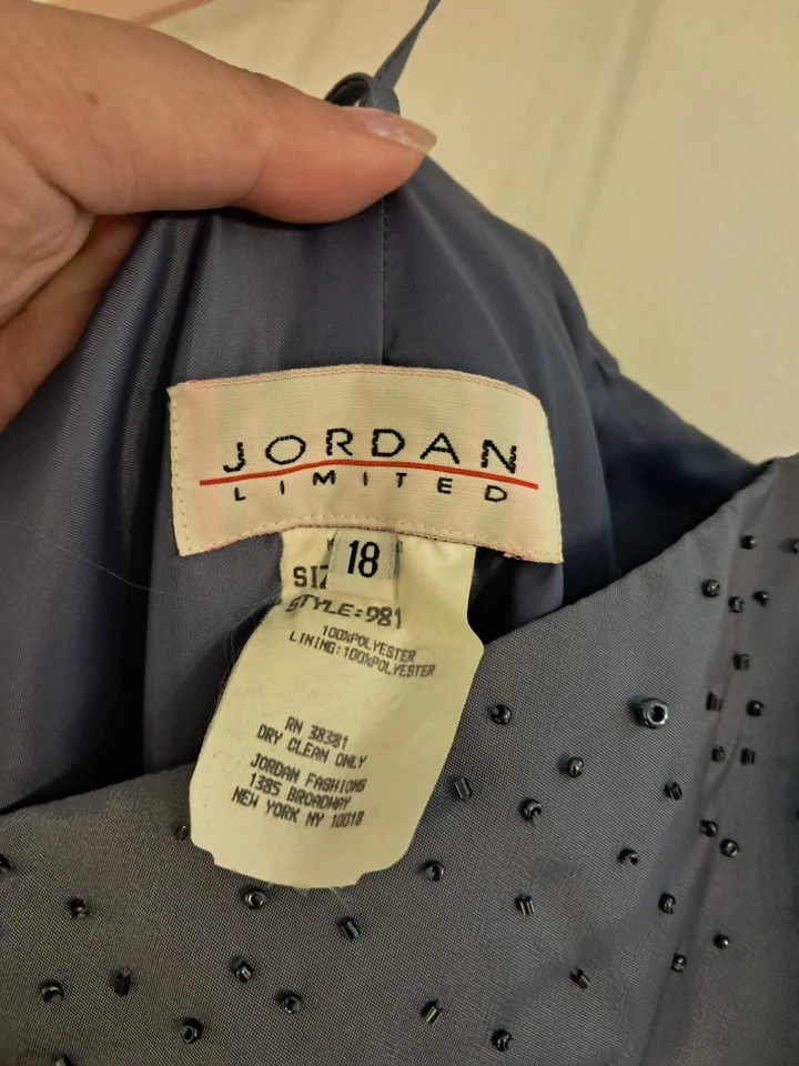 Muy Bonito Vestido de Noche Satinado con Correa de Espagueti con Detalle de Cuentas Ambiente de Dinero Antiguo Foto 3 de 4