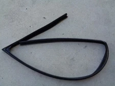 2016-2018 HYUNDAI GENESIS G80 SEDAN FRONT DOOR WINDOW RUN CHANNEL RIGHT SIDE OEM