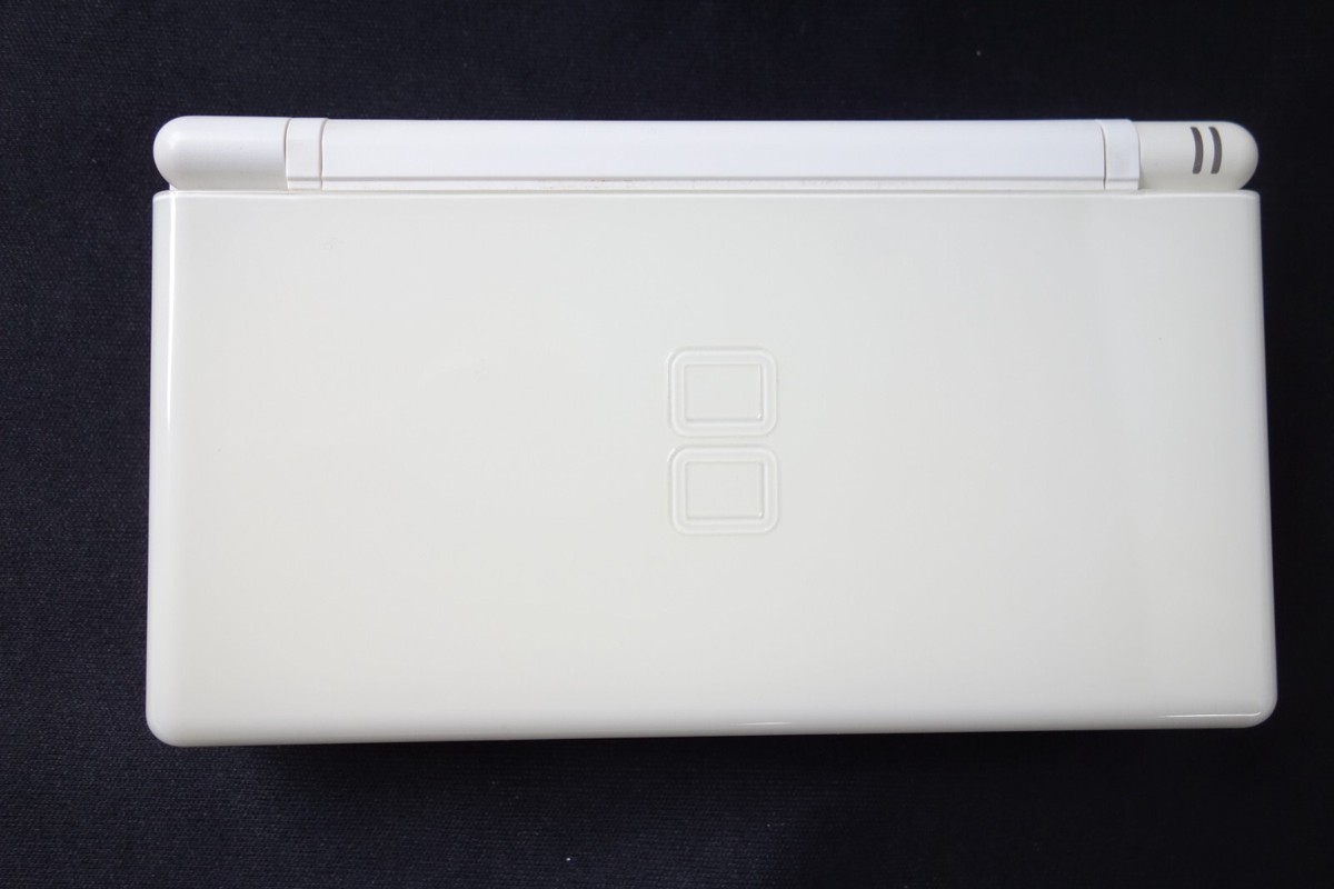 Nintendo Switch DS lite Mint Condition! Authentic Nintendo DS Lite (Metallic Silver