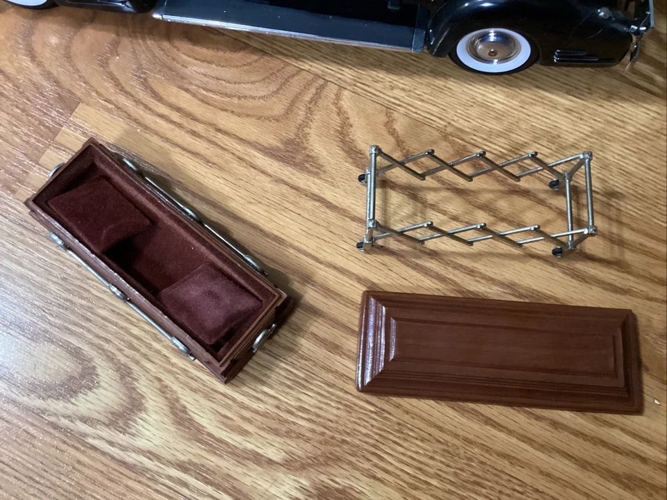 1/18 Precision Sunset Coach 1938 Cadillac Town Car Carved Panel Hearse *READ* - Image 2 of 4