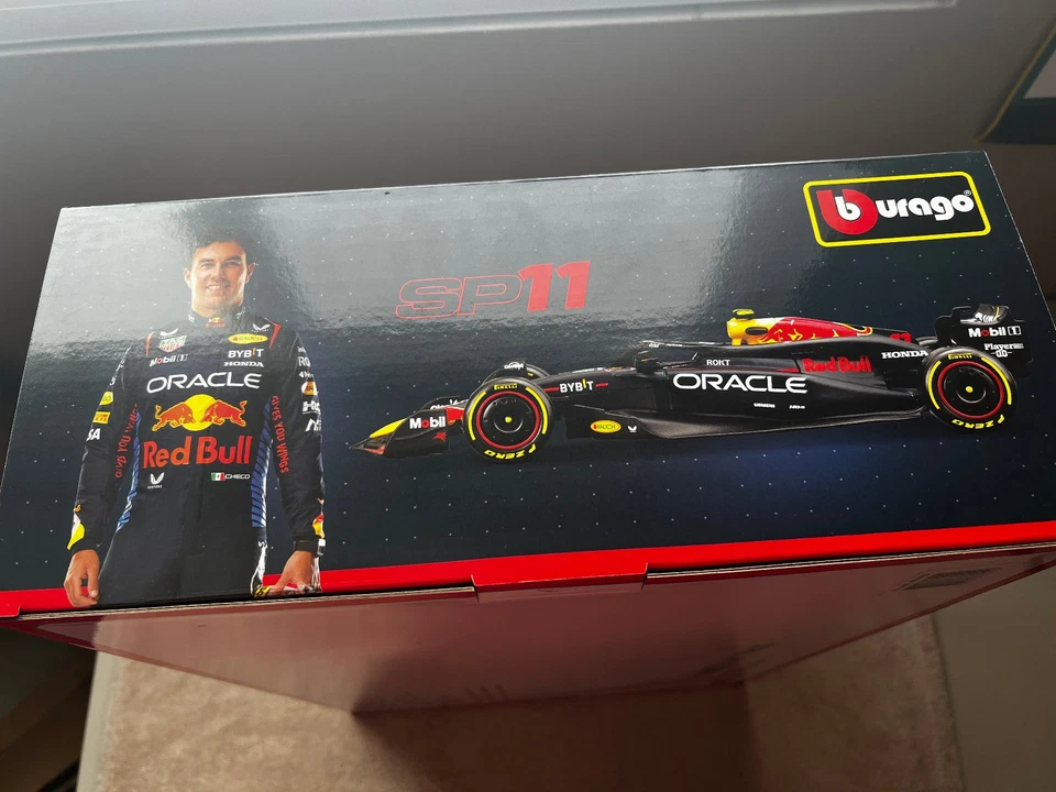 Burago RED BULL 1:43 Fórmula 1 Deluxe Pit Set - Garajes / Pit Crew / 3 x Coches de F1 Foto 4 de 4