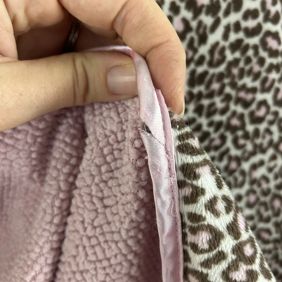 Manta de bebé Child of Mine de Carter's con estampado de leopardo rosa marrón manchas de guepardo Foto 4 de 4