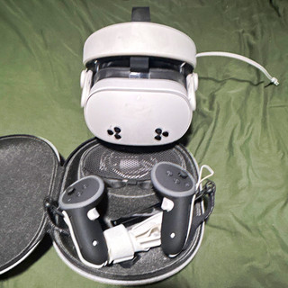 Meta Quest 3s Standalone VR Headset White w/ Controllers Case & Charging Cable