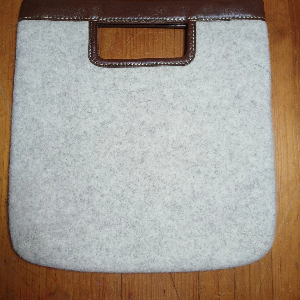 Bolso de Mano Banana Republic Gris Lana Fieltro Cuero Asa Recortada Moderno Elegante Foto 2 de 4